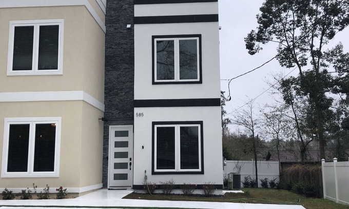 Tallahassee Casa | Newly constructed modern home with luxurious rooftop patio