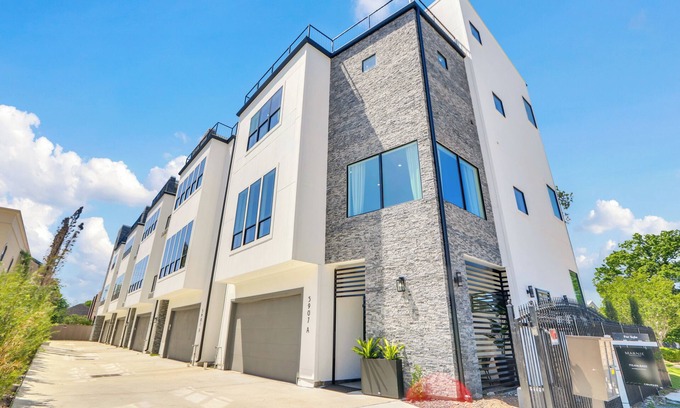 Houston Casa | Newly Constructed Winsome Village A - Galleria Area!