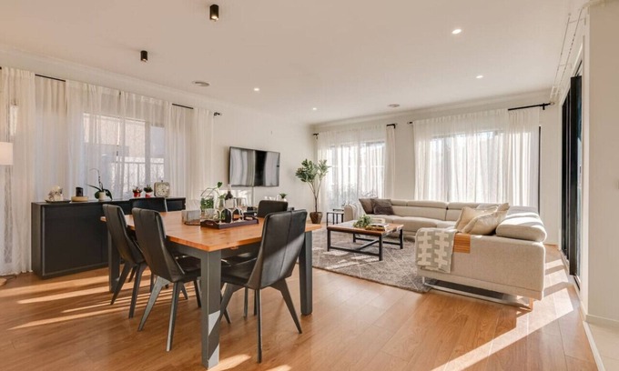 Tarneit Casa | Newly Cozy Holiday House 4BRM Big Group Tarneit