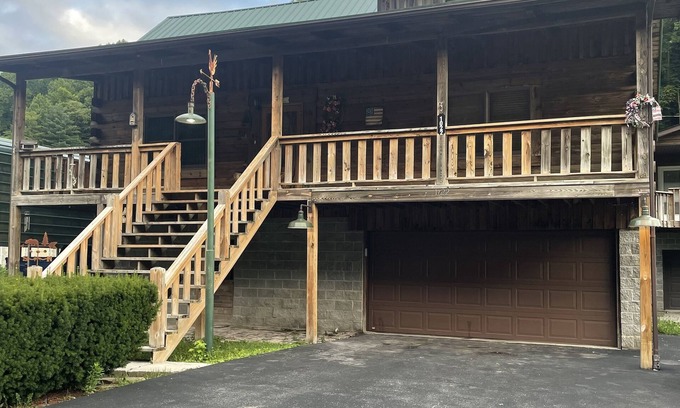 Chattaroy Cabina | Newly est. cabin close to trails, gas and great food!