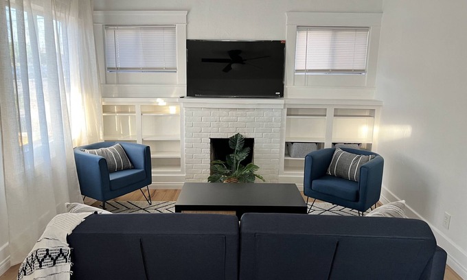 National City Casa | NEWLY Furnished Craftsman home-Pet-friendly, close to Base, Freeway, & Downtown.