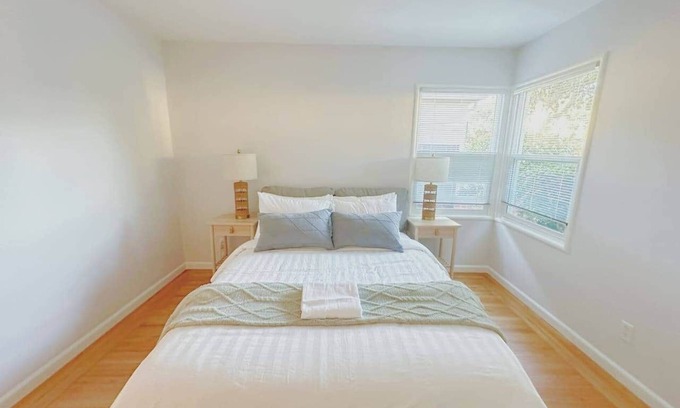 Duveneck - St. Francis Casa | Newly Furnished Retreat, 5 Min to Stanford & Downtown Palo Alto