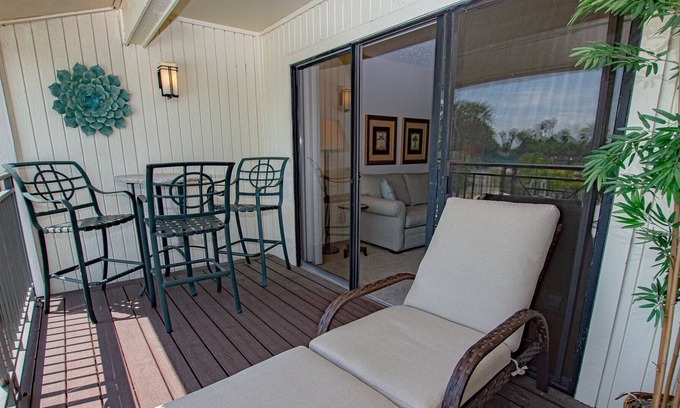 Wesley Chapel Condominio | Golf & Tennis Community ~ Serene Oasis ~ Pool and Lake Views