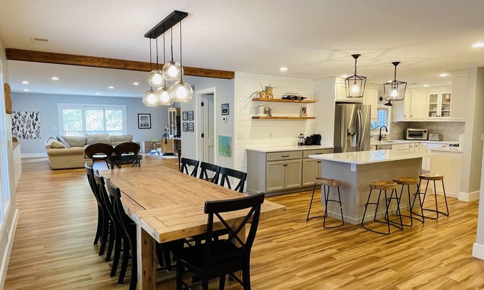 Mayfield Casa | *** Newly Listed Lake House! Sleeps up to 12. Large sandy beach & swim area ***
