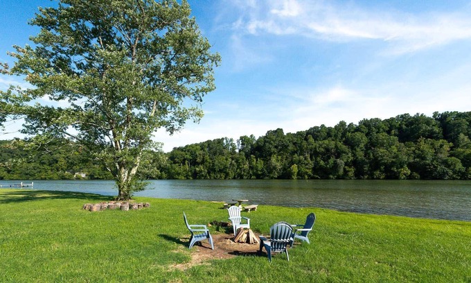 Harriman Casa | Newly Listed! Pet Friendly-Waterfront-Great Fishing on Clinch River! Enjoy the Firepit, View & More