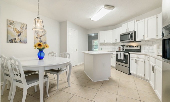 East Arlington Casa | Newly re-modeled, Spacious and Clean home in Great neighborhood - 65'' SmartTV!