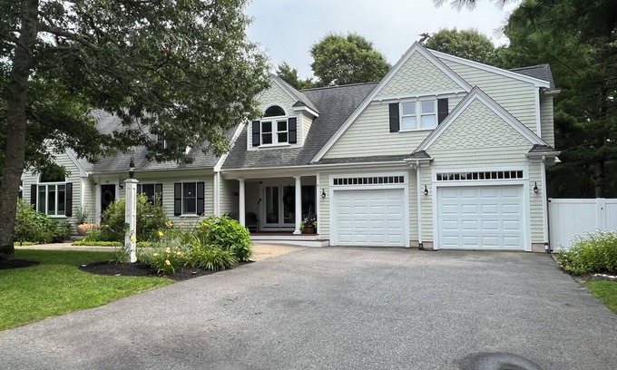 Waquoit Village Casa | 6 BR Home w / AC / WiFi, cocina al aire libre, cerca de las playas y especiales de otoño Commons!