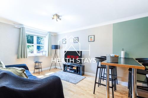 Warwick Apartamento | Newly Refurbed Warwick Apt 2BR Sleeps 3 Free Parking