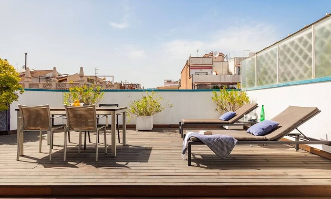Sant Antoni Apartamento | Luminoso ático con terraza de 130 m2 + 40 de terraza en el centro de Barcelona