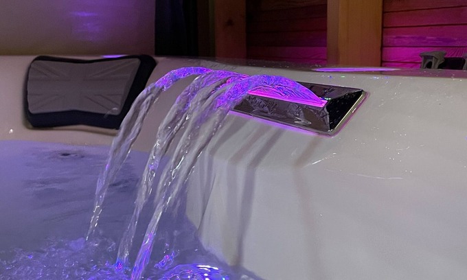 Lincoln Casa | Newly refurbished spacious town house with HOT TUB