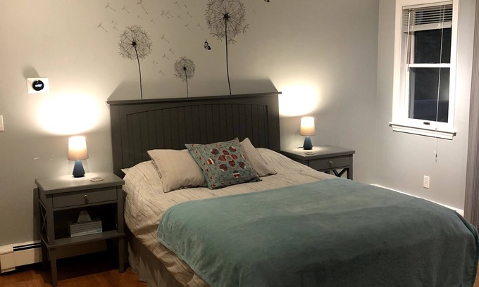 Watertown Apartamento | Recién reformado, suite soleada y soleada. 15 minutos en coche fácil a Boston