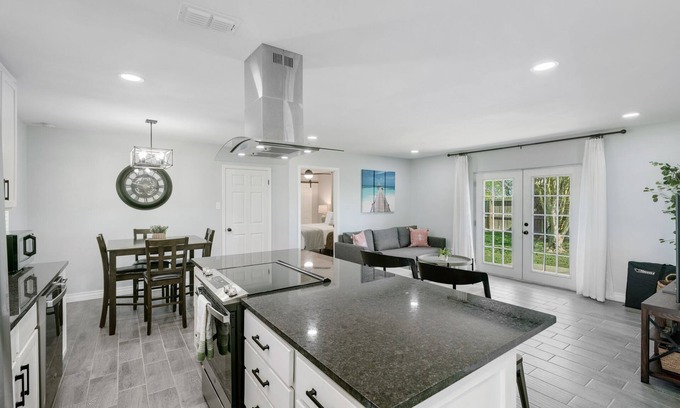 South Side Casa | Newly REMDL Family friendly King bed 3BR w/4Smart TV.