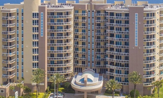 Daytona Beach Condominio | NEWLY REMODELED, NO storm damage, 2 suite retreat w/city & sunset views!