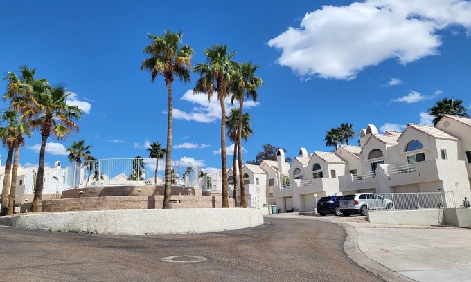 Residential Estates Condominio | Newly Remodeled Condo on Golf Course!