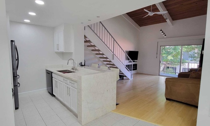 Encino Condominio | Newly Remodeled 2 Bedroom Condo with Loft