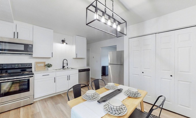 North Canton Apartamento | Newly Remodeled 2 BR Apartment in Green Near CAK