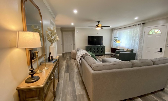 Aurora Casa | Newly Remodeled 3-Bedroom Pet Friendly Home