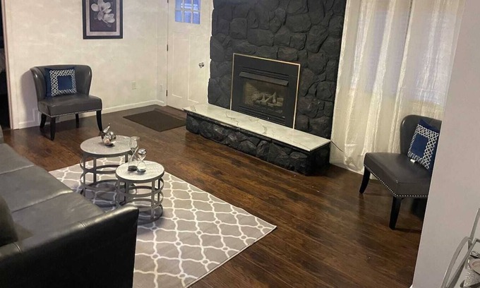 Eastpointe Casa | Newly Remodeled 4 BD 2.5 BA Quiet Near Downtown