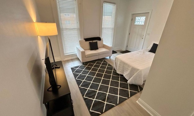 Erie Apartamento | Newly Remodeled Apartment Near Gannon University