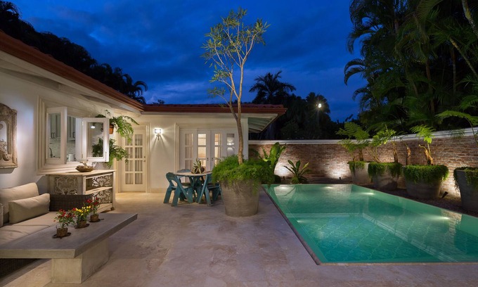 Casa de Campo Casa | Nuevo listado !! Recién remodelado!Hermosas "Casita Blanca" Impresionantes vistas!