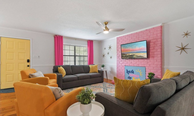 Thunderbolt Casa | Newly Remodeled * Bright & Spacious Home * Sleeps 8 * Dogs Welcome