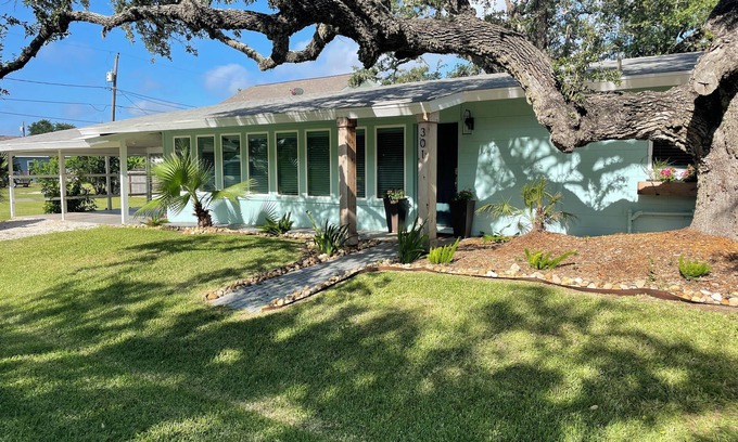 Fulton Casa | Newly remodeled coastal cottage 3 blocks from the water!