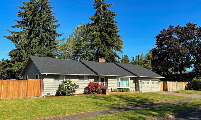 Cal Young Casa | Newly remodeled cozy home with large yard. Close to U of O, Autzen, and Oakway.