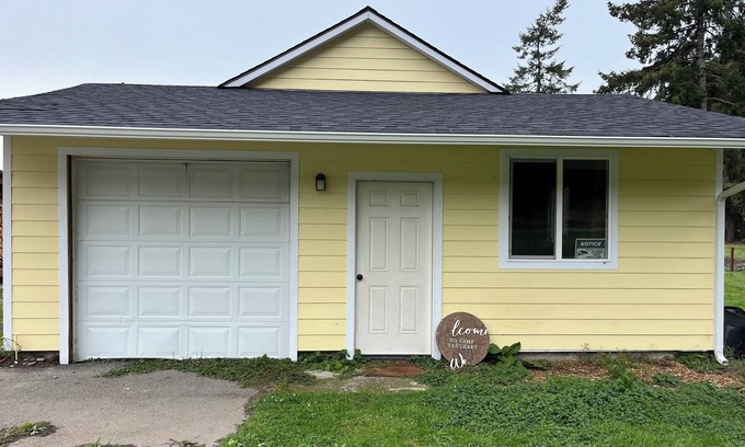 Crescent City Casa | Newly remodeled Farm House with sauna and hot tub!