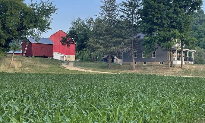 Cashton Otro | Newly remodeled Farmhouse with Country Charm! Sleeps 10 people comfortably
