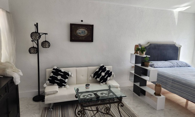 Childs Park Cabaña | Newly-remodeled Guesthouse for rent 10 mins to Central Ave and beaches