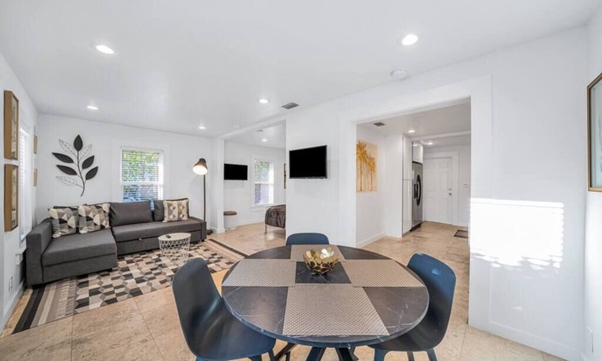 Southwest Coconut Grove Casa | Newly Remodeled Grove Bay | 1/1 Cottage