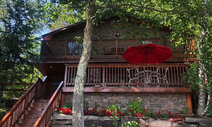 Iron River Casa | Casa del lago recién remodelado! A pasos de la hermosa cadena de pike lake