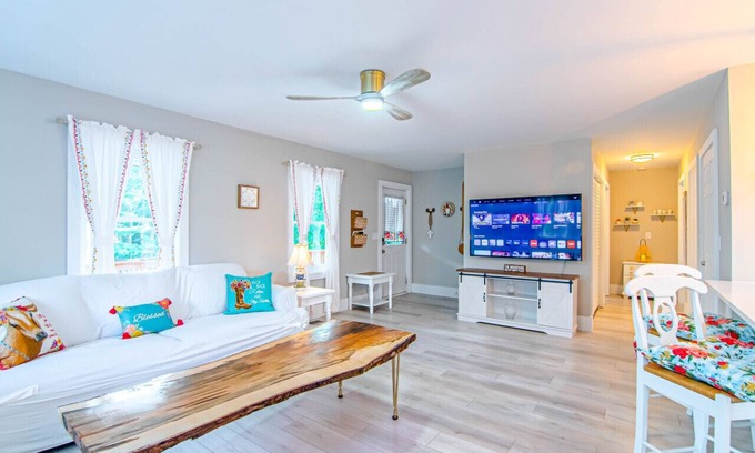 Sparta Cabaña | Newly remodeled luxury cottage with mountain views