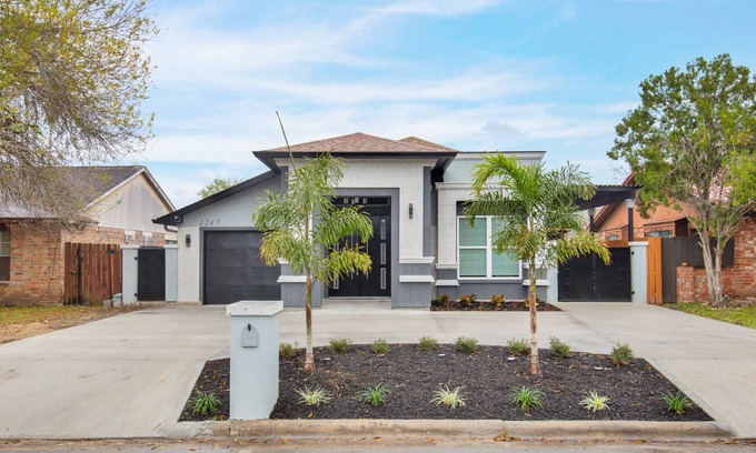 Brownsville Casa | Newly Remodeled Modern Great Location 4BR 7 Beds Close to Many Attractions