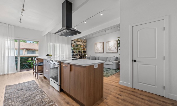 North Hollywood Condominio | Newly remodeled open concept living! Studio City/ Valley Village - Los Angeles
