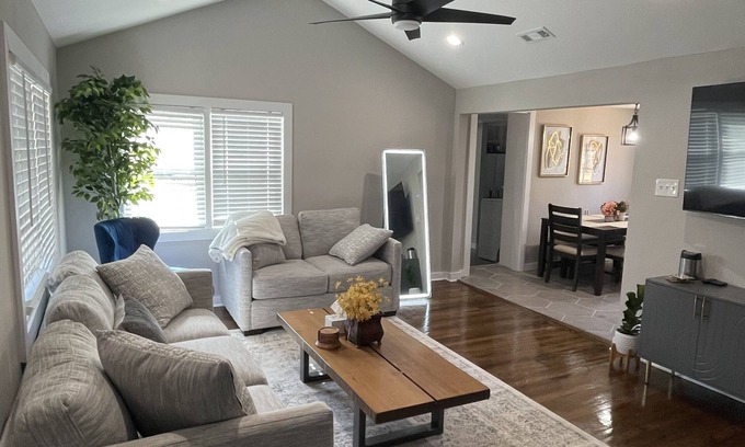 Mission Casa | Newly remodeled, private house/ NEW JACUZZI-mins from highway