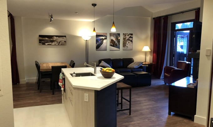 Olympic Valley Condominio | Condominio remodelado con las mejores vistas del pueblo.