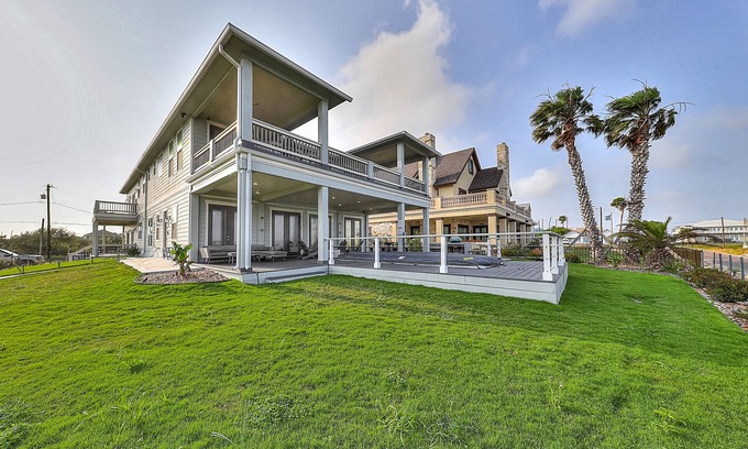 Rockport Casa | Newly remodeled waterfront home with 2 decks & swim spa - near beach