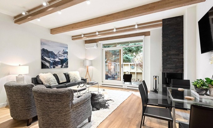 Downtown Condominio | Newly Remodeled with Perfect Downtown Location & A/C! Walk to anywhere in town.
