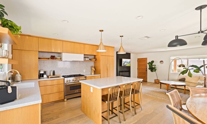Los Angeles Casa | Newly Remodled 3BR house w/Private Yard and Hot Tub 10 min to Beach & LAX