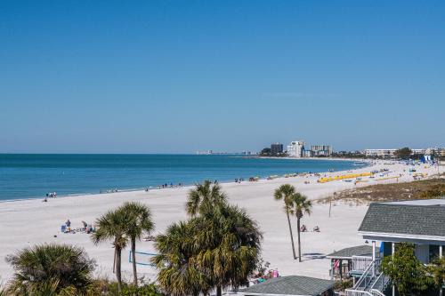 Belle Vista Apartamento | NEWLY Reno Beach Condo The beach is your backyard