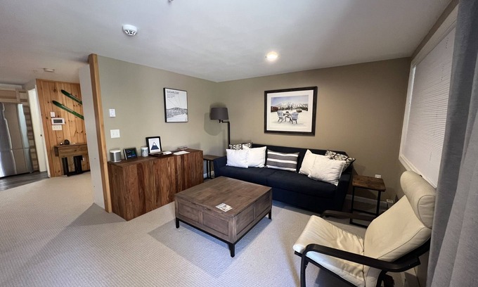Carrabassett Valley Apartamento | ¡Estudio recientemente renovado a solo unos pasos del elevador Sawduster!
