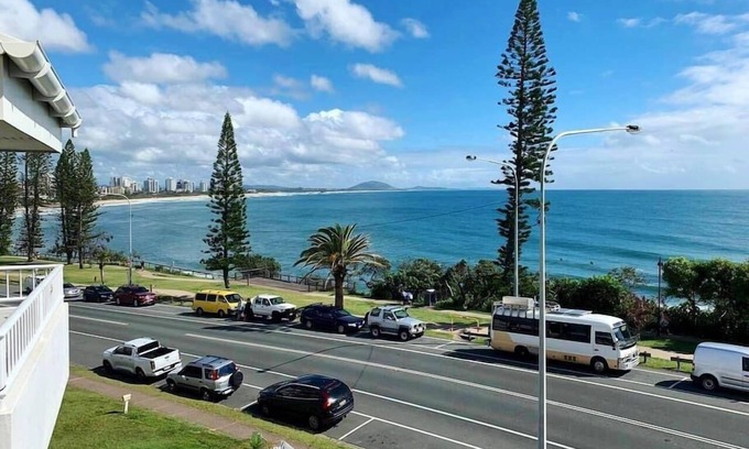 Alexandra Headland Apartamento | Newly renovated beach front unit. Views to die for