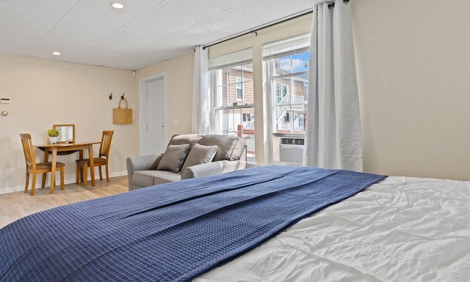 Old Orchard Beach Apartamento | NEWLY RENOVATED! Steps From the Sand & Short Walk to the Pier
