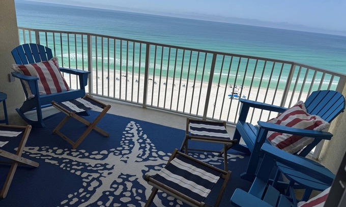 Panama City Beach Complejo | Newly renovated, Palm Beach inspired family retreat at Boardwalk Beach Resort.