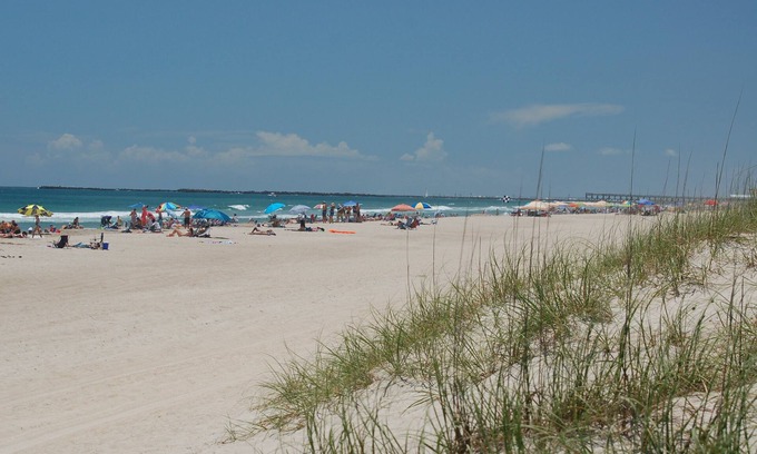 Wrightsville Beach Condominio | Segunda fila, condominio recientemente renovado. Pasos hacia el océano, el sonido y la ciudad.