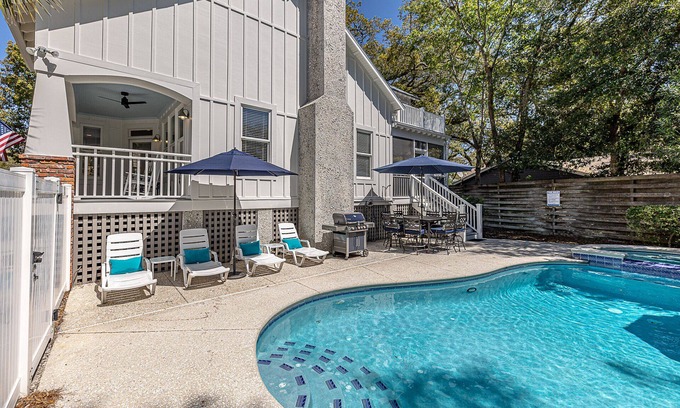 Saint Simons Island Casa | Maravilloso escape con piscina privada! ¡Mascota amigable! Cerca de la playa y el pueblo!