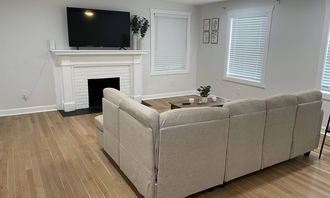 South Hyde Park Casa | Newly renovated 2 bed unit