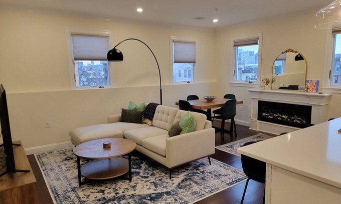 South Boston Condominio | Newly renovated 2 br/2ba with office retreat within the heart of South Boston