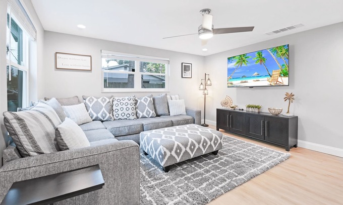 Seminole Casa | Newly Renovated 3/2 - Close to Beaches & Attractions